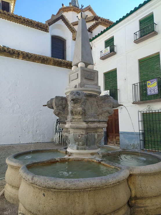 Fuente Plaza Santa Ana