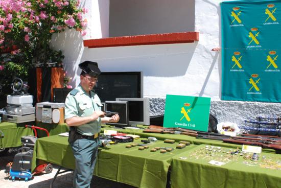 Con tres detenidos, 1450 dosis de cocaína incautada y 11 armas intervenidas entre otros efectos, la Guardia Civil culmina en Rute la Operación “Escobón” contra el tráfico de drogas en la provincia