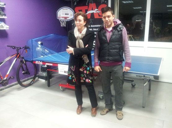 La firma deportiva hindú STAG, cede al Ayuntamiento cinco mesas para la práctica al aire libre del tenis de mesa