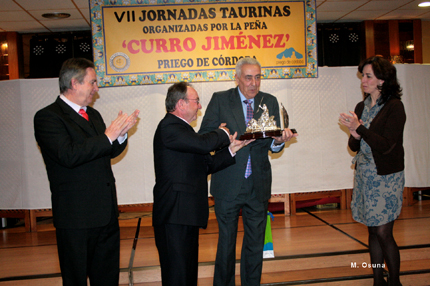 El cirujano de la Real Maestranza de Sevilla, Ramón Vila, recibe el premio Neptuno en las VII Jornadas taurinas de la peña Curro Jiménez