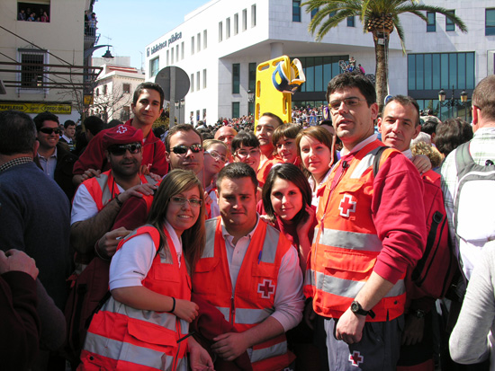Miembros de la Cruz Roja de Priego en la maana del viernes santo. Foto: Pepe Yepes