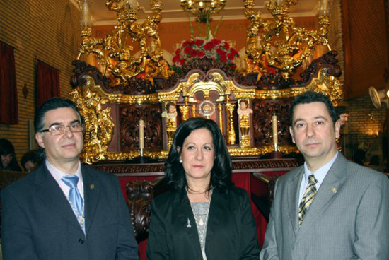 Manuel Cubero, Fuensanta Bejarano y Fco. Javier Cubero, autores del trono