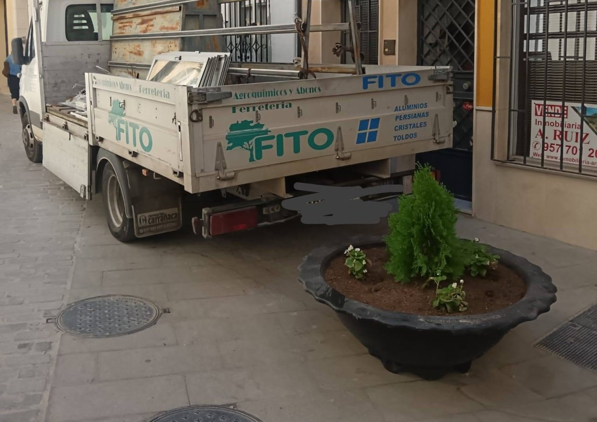 Imagen El PSOE exige al Ayuntamiento mejoras en la calle Isabel la Cat贸lica