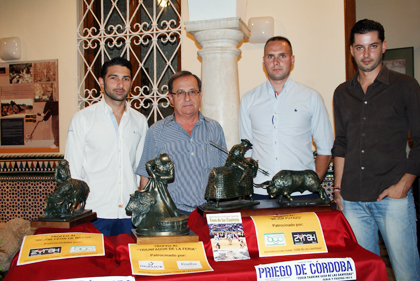 Imagen La Asociación Cultural Taurina “Coso de las Canteras” ha presentado los trofeos de la Feria Taurina de Priego