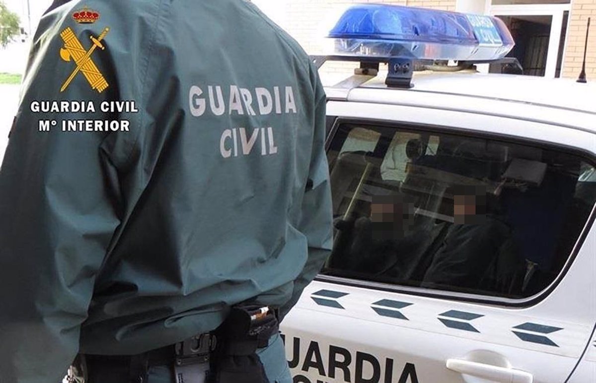 Imagen La Guardia Civil detiene a dos personas e investiga a una tercera, por un delito continuado de robo con fuerza en las cosas