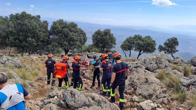 Imagen La Guardia Civil con la colaboración de bomberos de Lucena y Priego de Córdoba rescatan a una senderista herida en el Collado de la Sierra Alta de Rute