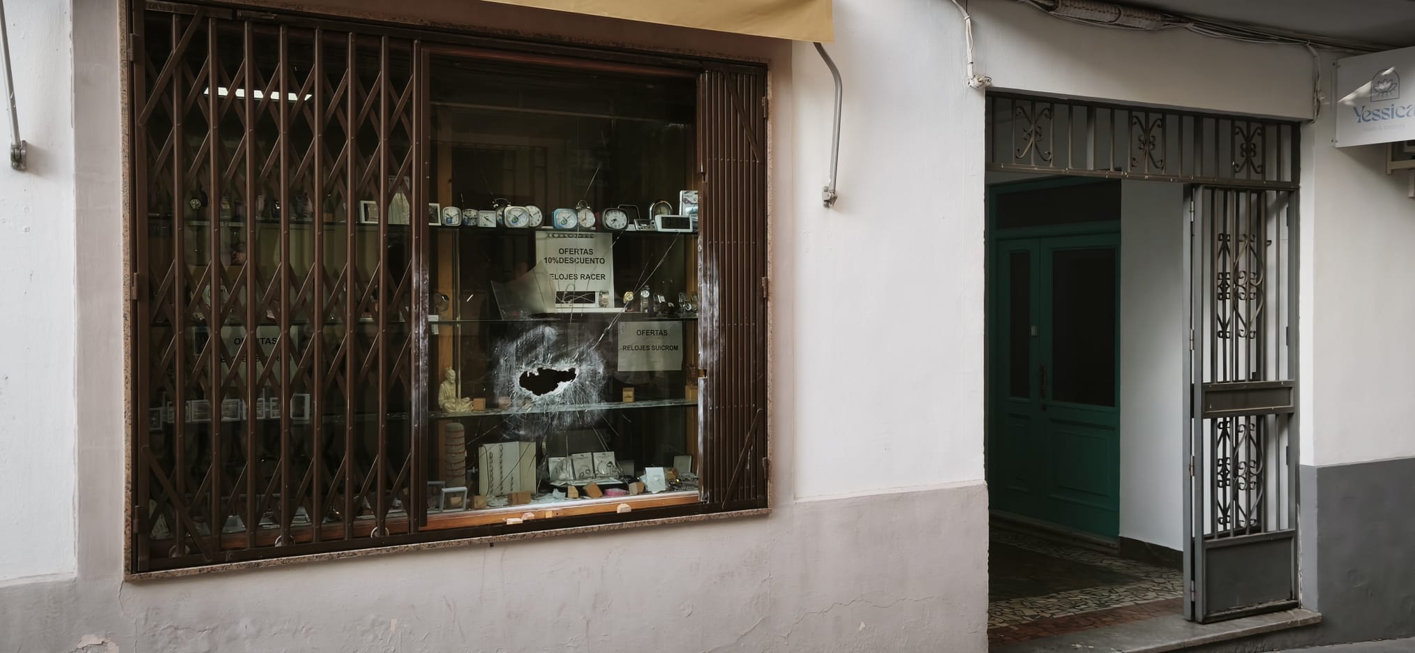 Imagen Roban en una relojería en pleno centro de Priego tras romper su escaparate